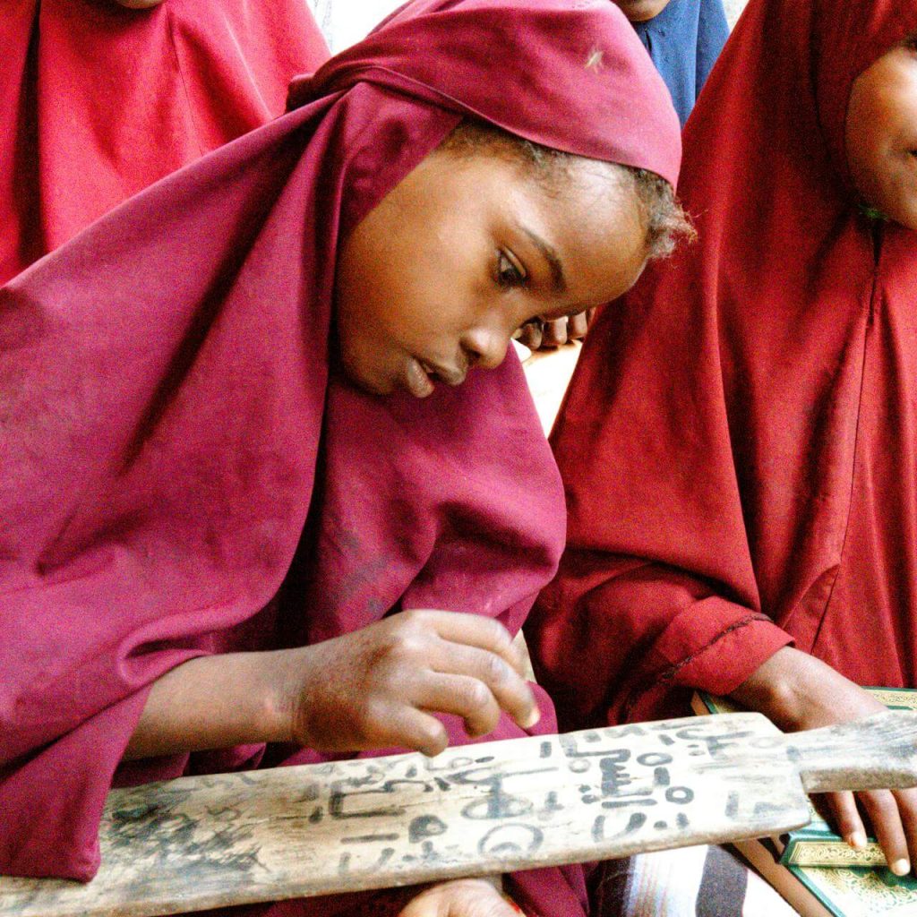 charityandhope.org | Enfant africain mémorisant le Coran dans une madrasa sponsorisée